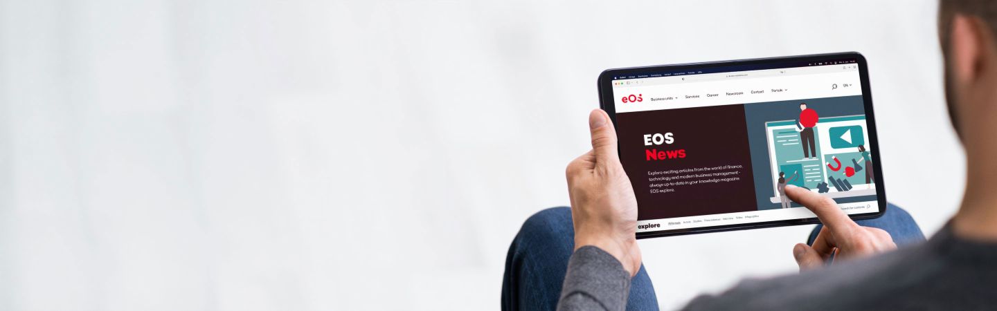 Ένα άτομο κρατάει ένα tablet στο οποίο είναι ανοιχτή η ιστοσελίδα EOS Newsroom, παρέχοντας πληροφορίες για τις τελευταίες ειδήσεις, διαδικτυακά άρθρα και δελτία τύπου.