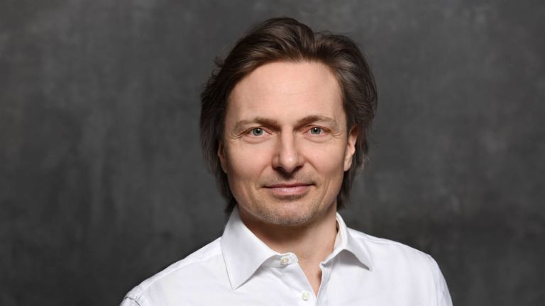 Expert cyberveiligheid Janusch Skubatz, Chief Information Security Officer van de EOS-Groep, met bruin haar en wit hemd